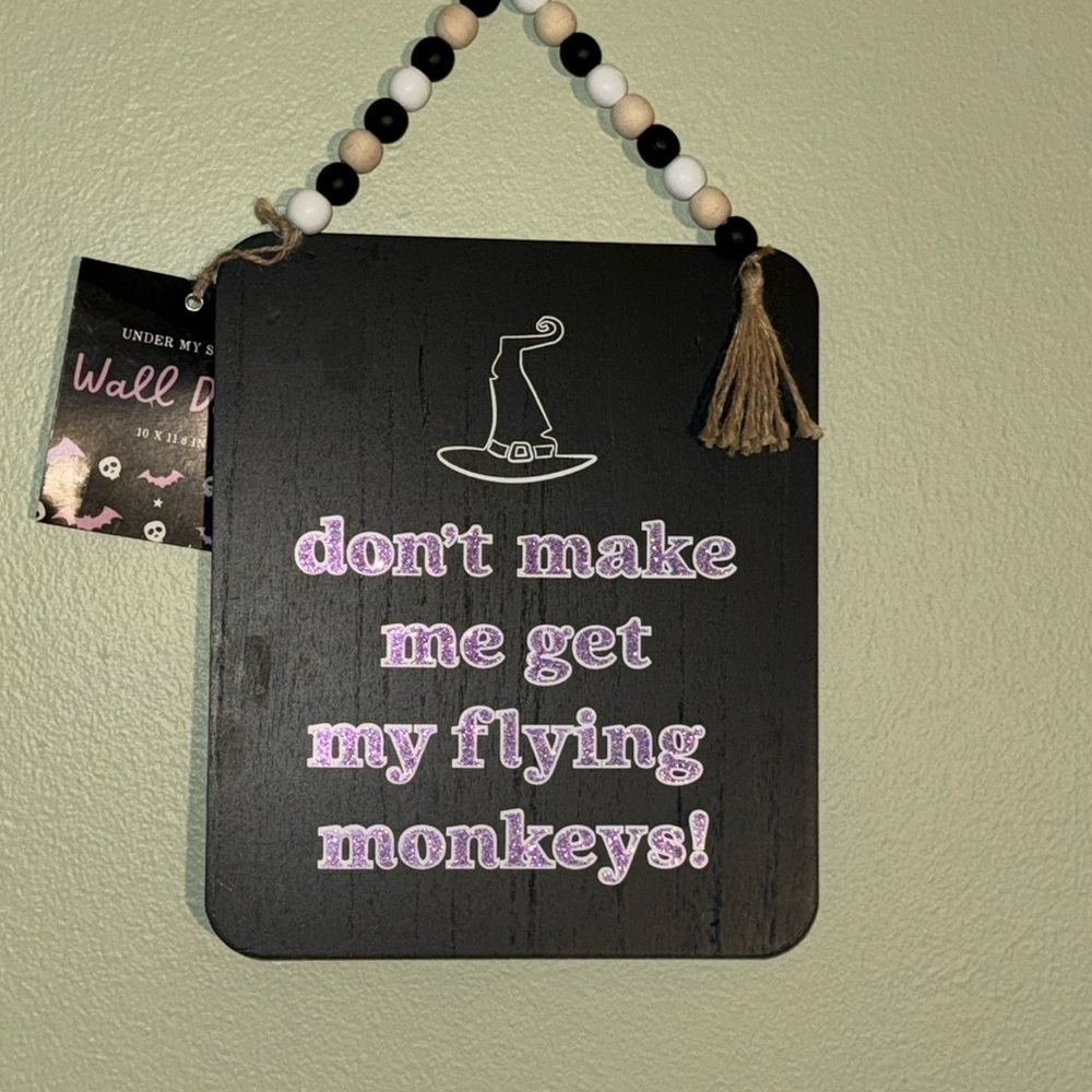 Halloween flying monkeys wall decor.